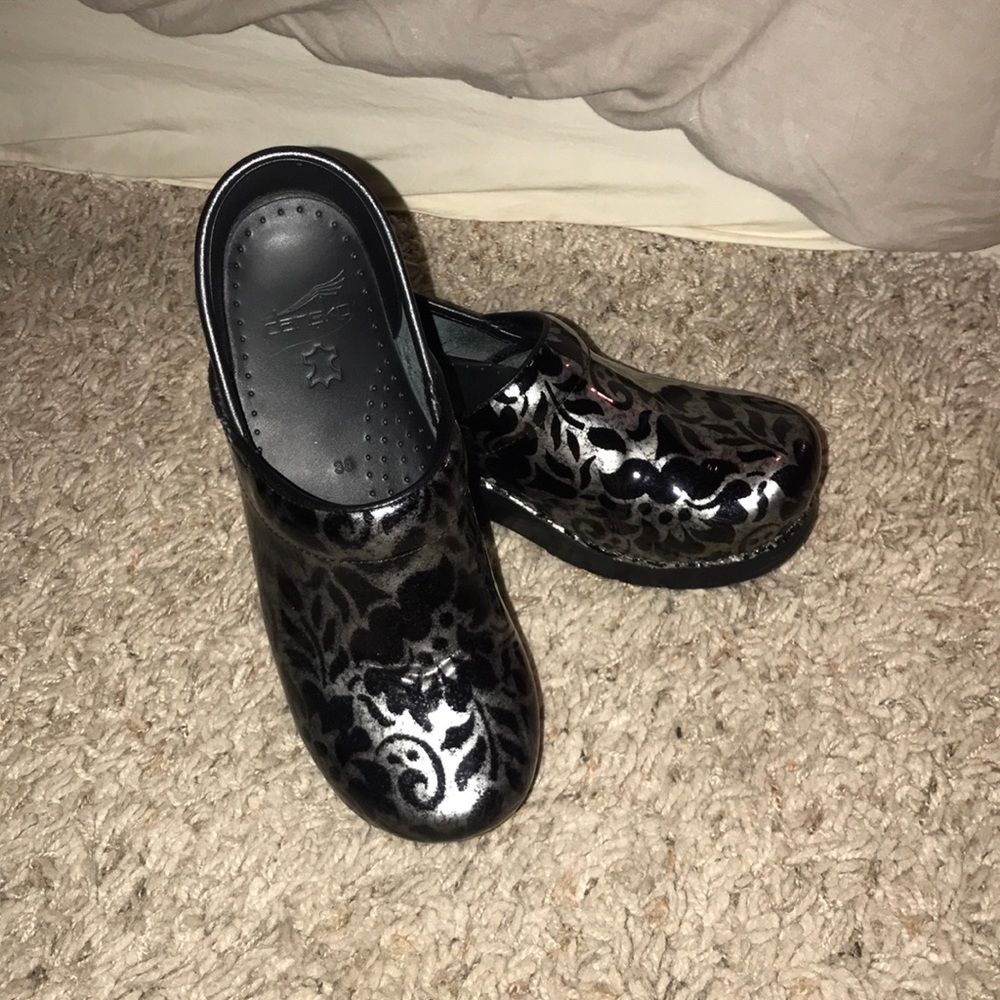 Super cute Dansko clogs!❤️